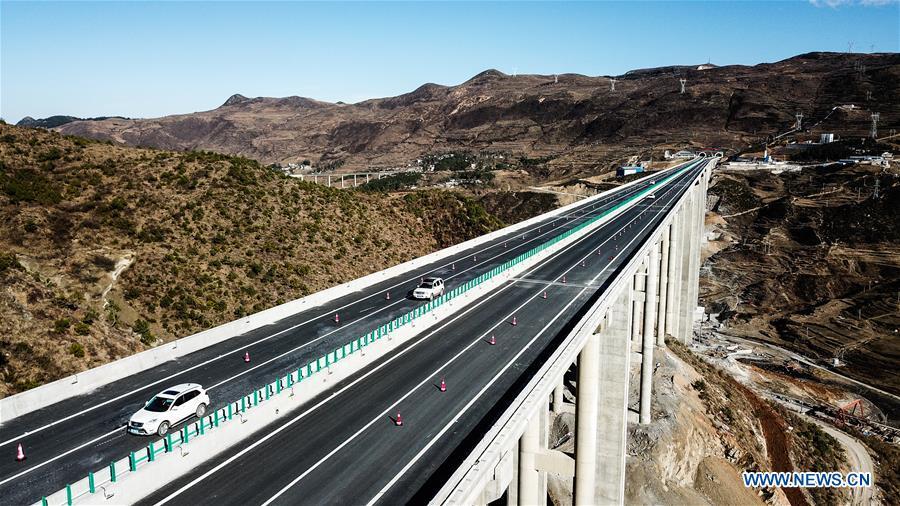 Aerial photo taken on Jan. 3, 2019 shows a part of the Liupanshui-Weining Highway in southwest China\'s Guizhou Province. The Liupanshui-Weining Highway with a highest altitude of 2,260 meters, the highest highway in the province, opened to traffic on Thursday. (Xinhua/Tao Liang)