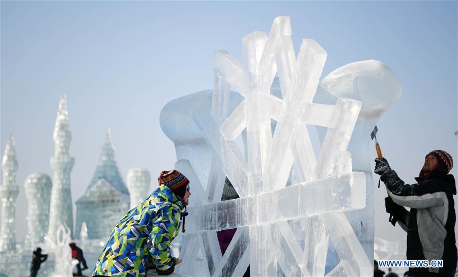 Contestants make an ice sculpture during an international ice sculpture competition in Harbin, capital of northeast China\'s Heilongjiang Province, Jan. 3, 2019. (Xinhua/Wang Jianwei)