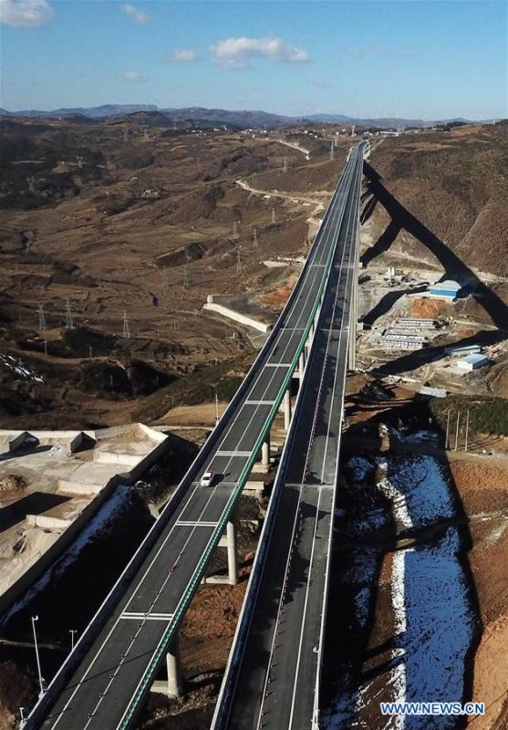 Aerial photo taken on Jan. 3, 2019 shows a part of the Liupanshui-Weining Highway in southwest China\'s Guizhou Province. The Liupanshui-Weining Highway with a highest altitude of 2,260 meters, the highest highway in the province, opened to traffic on Thursday. (Xinhua/Yang Wenbin)