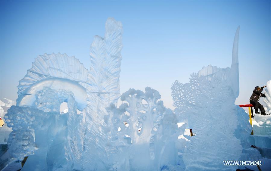 A contestant makes an ice sculpture during an international ice sculpture competition in Harbin, capital of northeast China\'s Heilongjiang Province, Jan. 3, 2019. (Xinhua/Wang Jianwei)