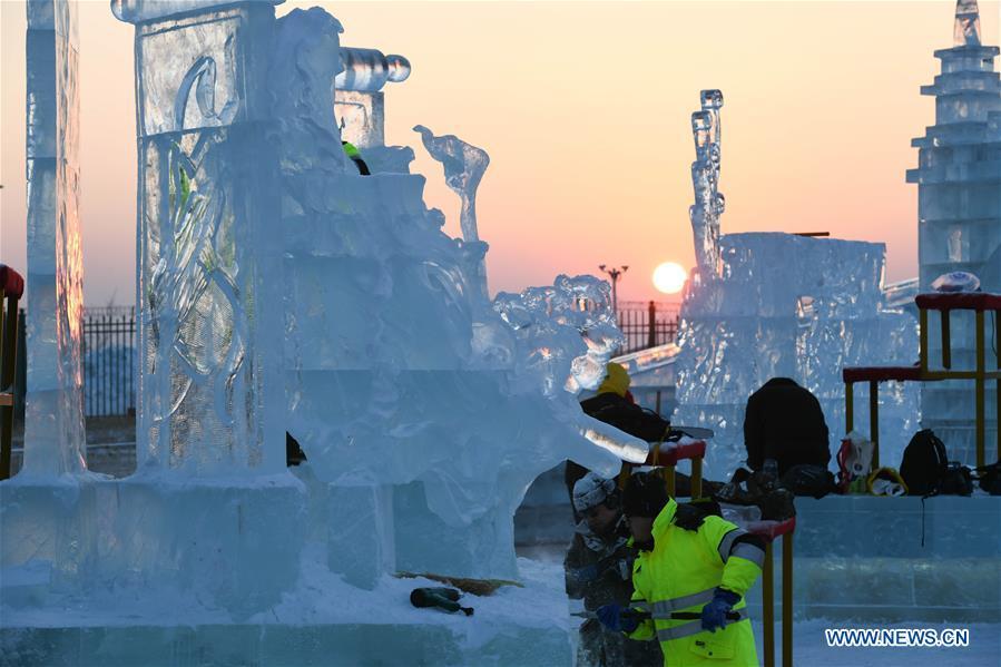 Contestants carve ice sculptures during an international ice sculpture competition in Harbin, capital of northeast China\'s Heilongjiang Province, Jan. 3, 2019. (Xinhua/Wang Song)