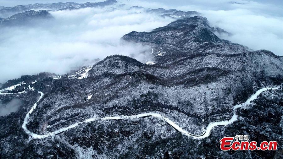 Mountains are snow-covered in Wulingyuan, a scenic and historical site in Central China\'s Hunan Province, Jan. 3, 2019. A UNESCO World Heritage site, it is famous for its quartzite sandstone pillars and peaks along with numerous ravines and gorges. (Photo: China News Service/Wu Yongbing)