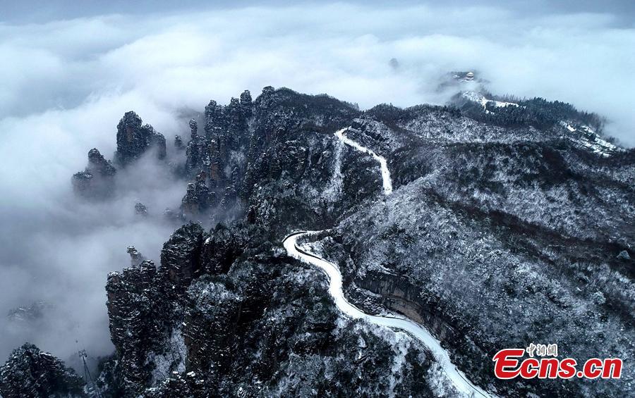 Mountains are snow-covered in Wulingyuan, a scenic and historical site in Central China\'s Hunan Province, Jan. 3, 2019. A UNESCO World Heritage site, it is famous for its quartzite sandstone pillars and peaks along with numerous ravines and gorges. (Photo: China News Service/Wu Yongbing)