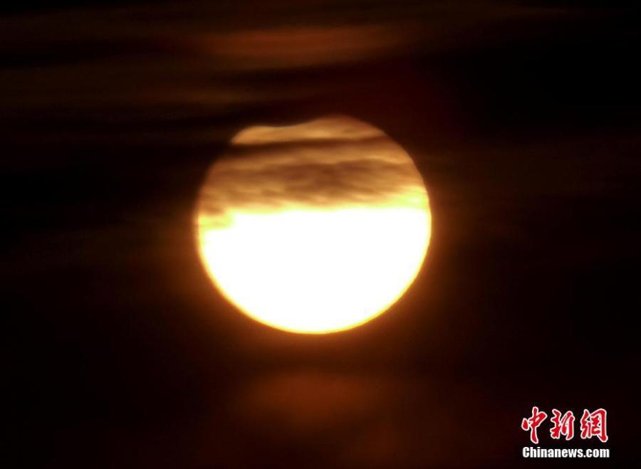 A partial solar eclipse is observed in Dalian City, Liaoning Province, Jan. 6, 2019. (Photo: China News Service/Liu Debin)