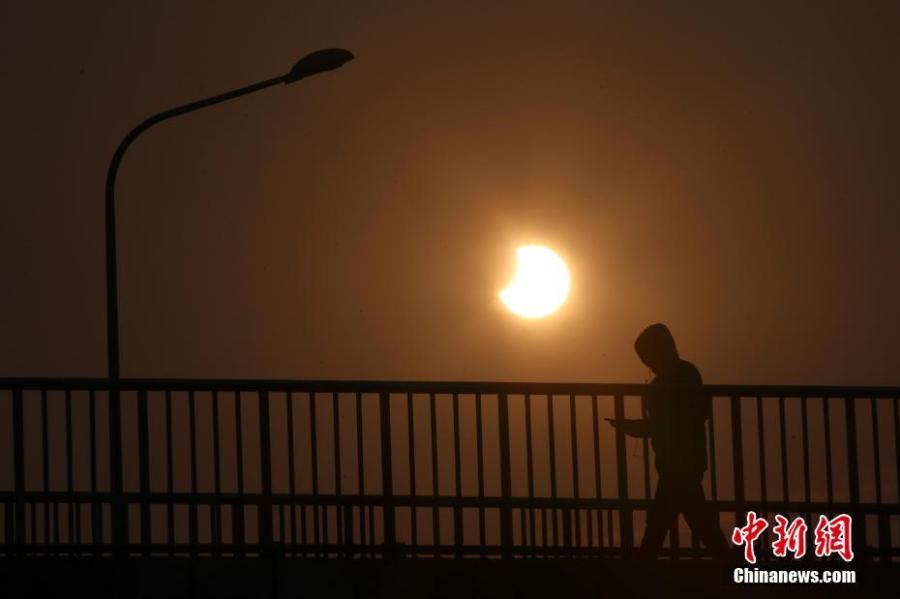 A partial solar eclipse is observed in Beijing, Jan. 6, 2019. (Photo: China News Service/Sheng Jiapeng)