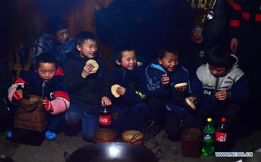 Children pay a New Year visit to an elder\'s home in Rongshui, Liuzhou City of south China\'s Guangxi Zhuang Autonomous Region, Jan. 5, 2019. Local Miao people celebrated their traditional New Year in various ways. (Xinhua/Huang Xiaobang)