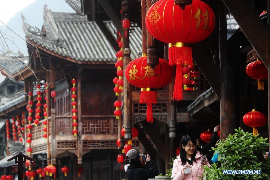 Photo taken on Jan. 6, 2019 shows the festival decorations to greet the upcoming Lunar New Year in Zhuoshui ancient town in Qianjiang District, southwest China\'s Chongqing. (Xinhua/Yang Min)