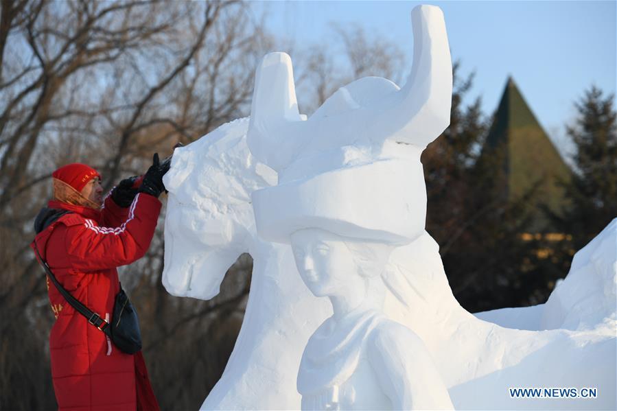 A participant works on a snow sculpture at the Sun Island International Snow Sculpture Art Expo park in Harbin, northeast China\'s Heilongjiang Province, Jan. 6, 2019. The four-day snow sculpture competition of college students attracted over 70 participants from 17 colleges across China. (Xinhua/Wang Song)