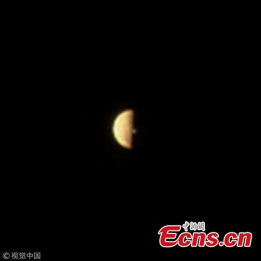 Juno\'s visible light camera, JunoCam, spotted a volcanic plume right along Io\'s terminator, the line between the daylight side and the night side. NASA\'s Juno spacecraft has captured an intriguing image of a volcanic plume straddling the line between day and night on Jupiter\'s eruptive moon Io. (Photo/Agencies)