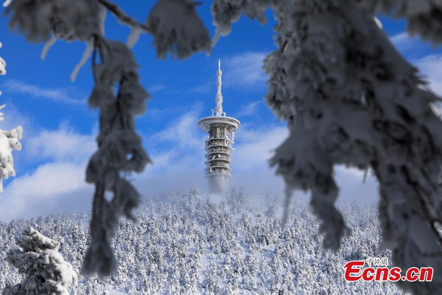 A telecommunications tower is seen on the top of a snow-covered slope on Mount Parnitha, near Athens, Greece, Jan. 4, 2019. An elderly woman was found dead and two men were missing after blizzards hit parts of Greece, police officials said on Saturday. (Photo/Agencies)