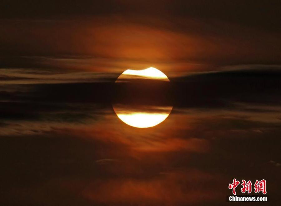 A partial solar eclipse is observed in Dalian City, Liaoning Province, Jan. 6, 2019. (Photo: China News Service/Liu Debin)