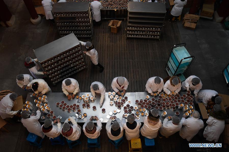 Volunteers pack Laba porridge just cooked at Lingyin Temple in Hangzhou, capital of east China\'s Zhejiang Province, Jan. 6, 2019. Lingyin Temple started to make the traditional Laba porridge on Sunday, which was the first day of the 12th month of the Chinese lunar calendar, and will share it with local community for free. (Xinhua/Huang Zongzhi)