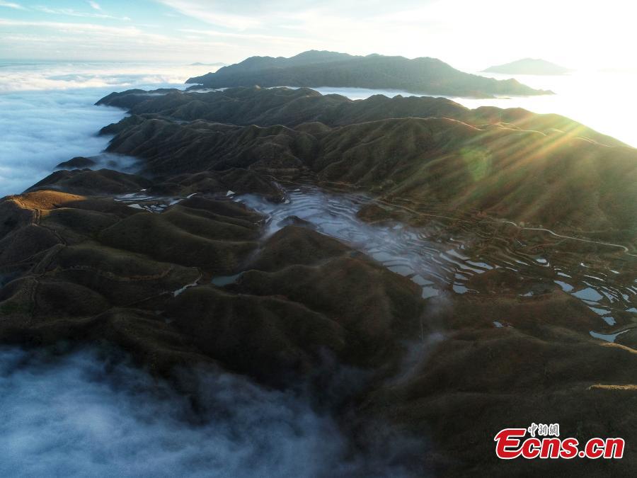 A sea of clouds surrounds Motianling, an approximately 2,000-meter-high peak in Rongshui Miao Autonomous County in Liuzhu City, South China\'s Guangxi Zhuang Autonomous Region, Jan. 5, 2019. (Photo: China News Service/Wang Yizhao)