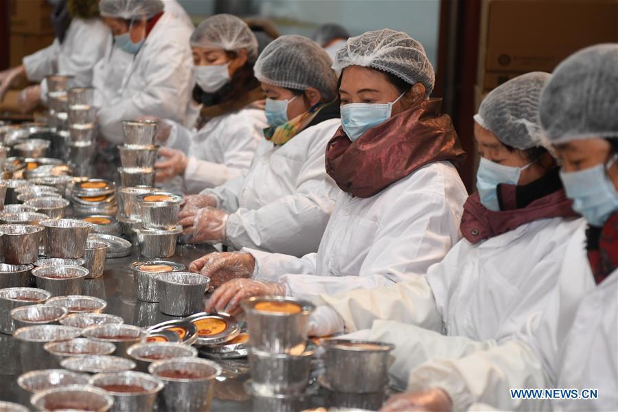 Volunteers pack Laba porridge just cooked at Lingyin Temple in Hangzhou, capital of east China\'s Zhejiang Province, Jan. 6, 2019. Lingyin Temple started to make the traditional Laba porridge on Sunday, which was the first day of the 12th month of the Chinese lunar calendar, and will share it with local community for free. (Xinhua/Huang Zongzhi)