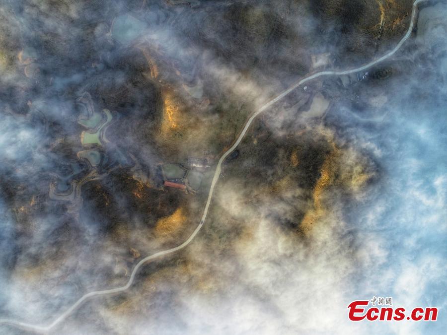 A sea of clouds surrounds Motianling, an approximately 2,000-meter-high peak in Rongshui Miao Autonomous County in Liuzhu City, South China\'s Guangxi Zhuang Autonomous Region, Jan. 5, 2019. (Photo: China News Service/Wang Yizhao)