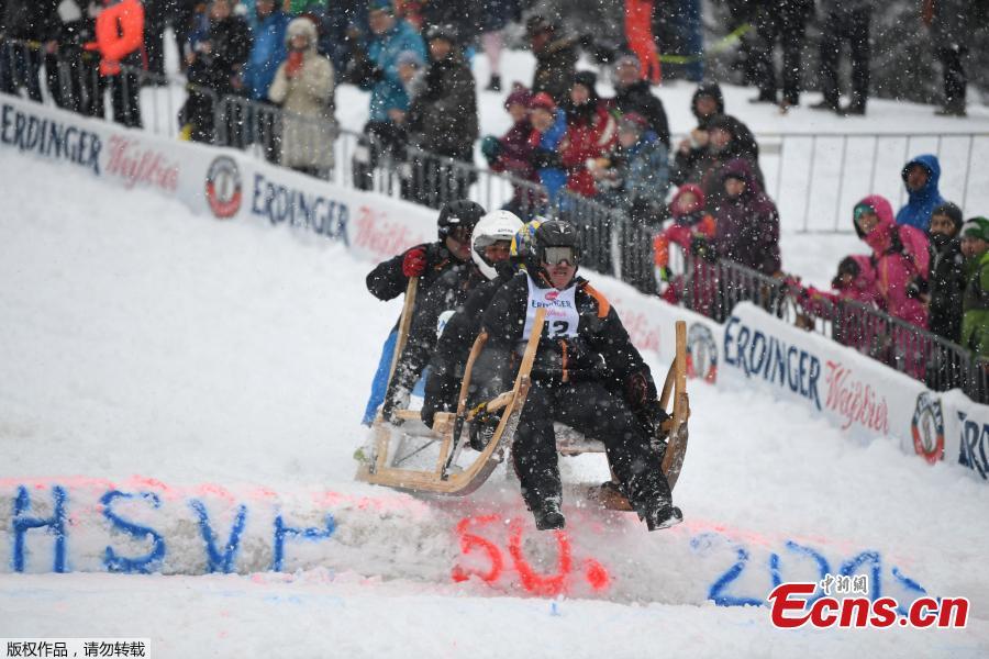 Participants of the 50th horn sled competition race down the mountain and fall off their sledge in the Bavarian town of Garmisch-Partenkirchen, Germany, Jan. 6, 2019. (Photo/Agencies)