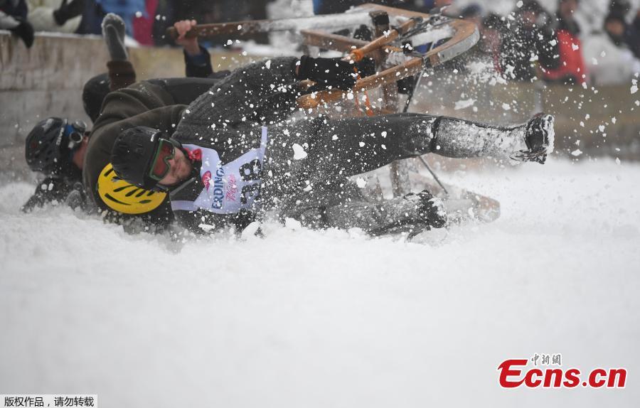 Participants of the 50th horn sled competition race down the mountain and fall off their sledge in the Bavarian town of Garmisch-Partenkirchen, Germany, Jan. 6, 2019. (Photo/Agencies)