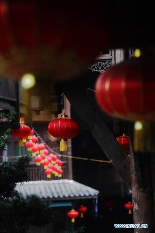 Photo taken on Jan. 6, 2019 shows the festival decorations to greet the upcoming Lunar New Year in Zhuoshui ancient town in Qianjiang District, southwest China\'s Chongqing. (Xinhua/Yang Min)