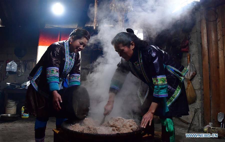 Villagers cook sticky rice at home in Rongshui, Liuzhou City of south China\'s Guangxi Zhuang Autonomous Region, Jan. 5, 2019. Local Miao people celebrated their traditional New Year in various ways. (Xinhua/Huang Xiaobang)