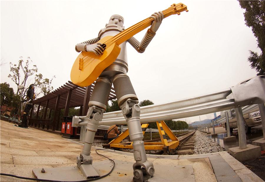 A sculpture of a robot playing guitar is on display at an iron and steel factory in Nanchang, Jiangxi Province, Jan. 6, 2019. (Photo/chinadaily.com.cn)