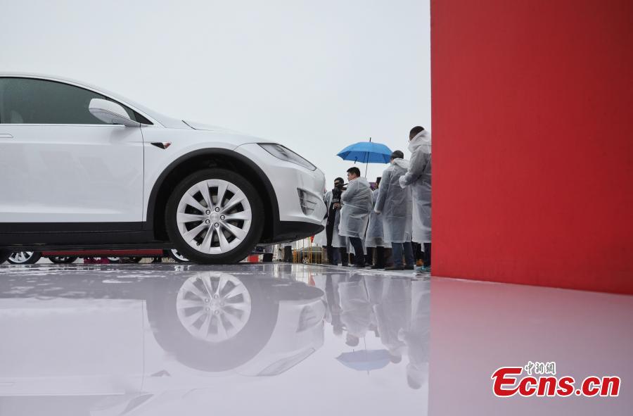 Visitors look at a Tesla Model 3 car in Shanghai, Jan. 7, 2019. Tesla plans to begin making its Model 3 electric vehicles (EV) by year-end, a first step in localizing production in the world’s largest auto market. (Photo: China News Service/Zhang Hengwei)
