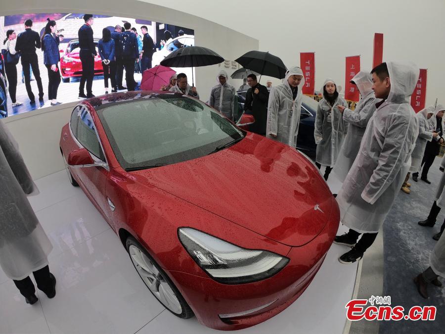 Visitors look at a Tesla Model 3 car in Shanghai, Jan. 7, 2019. Tesla plans to begin making its Model 3 electric vehicles (EV) by year-end, a first step in localizing production in the world’s largest auto market. (Photo: China News Service/Zhang Hengwei)