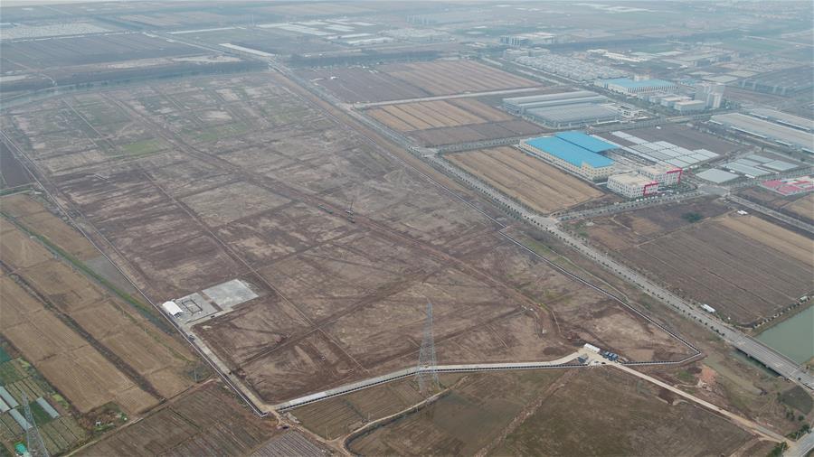 Aerial photo taken on Jan. 3, 2018 shows a tract of land for Tesla Shanghai Gigafactory in Lingang Area in Shanghai, east China. U.S. electric carmaker Tesla Inc. on Monday broke ground on its Shanghai factory, becoming the first to benefit from a new policy allowing foreign carmakers to set up wholly-owned subsidiaries in China. The new plant, Tesla\'s first outside the United States, is located in Lingang Area, a high-end manufacturing park in the southeast harbor of Shanghai. It is designed with an annual capacity of 500,000 electric cars. Tesla signed the agreement with the Shanghai municipal government in July 2018 to build the factory. In October, the company was approved to use an 864,885-square-meter tract of land in Lingang for its Shanghai plant. (Xinhua/Ding Ting)