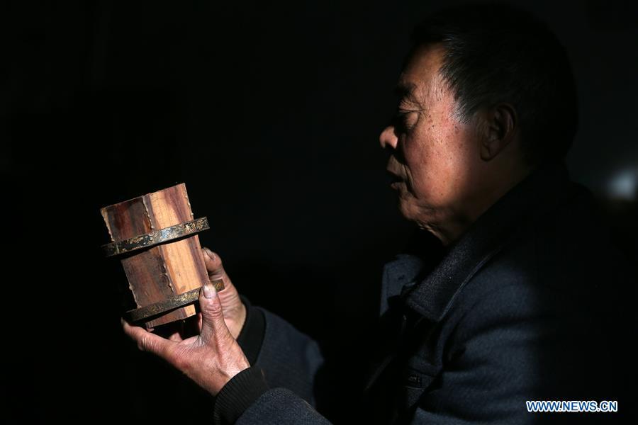 Villager Gao Zhenbao makes the tube of Erhu, a Chinese two-stringed bowed instrument at Yuequan Village of Miaoshan Town in Linyi City, east China\'s Shandong Province, Jan. 8, 2019. Yuequan is famous for its time-honored handmade Erhu, with more than 90 households dedicated to it in the village. (Xinhua/Zhang Chunlei)