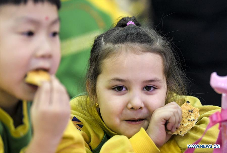 Kids eat \