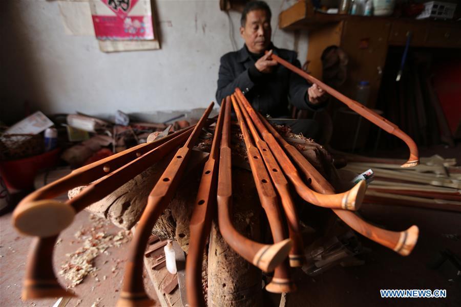 Villager Gao Zhenbao checks the poles of Erhu, a Chinese two-stringed bowed instrument at Yuequan Village of Miaoshan Town in Linyi City, east China\'s Shandong Province, Jan. 8, 2019. Yuequan is famous for its time-honored handmade Erhu, with more than 90 households dedicated to it in the village. (Xinhua/Zhang Chunlei)