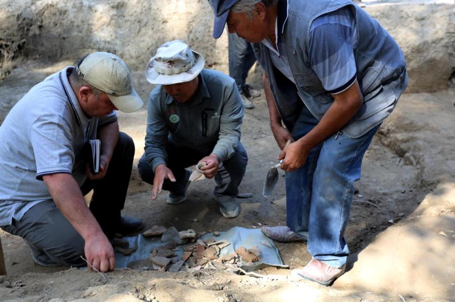 Archaeologists from China and Uzbekistan work at Mingtepa, a 2,000-year-old site in Uzbekistan. (Photo/CHINA DAILY)

Mayan rebirth

Li Xinwei, Wang\'s colleague at the Institute of Archaeology, has worked at Copan, an archaeological site from the Maya civilization (about 600 BC-AD 1546) in the Central American nation of Honduras, since 2015.

Working in tropical forests, he has had to frequently contend with humidity and poisonous snakes. But this has failed to deter Li from exploring Copan, which had 16 Maya rulers at its peak from the fifth to ninth centuries.

Archaeological research at Copan began in the 1890s, but Li thinks that by joining recent efforts, the Chinese have provided fresh thinking.

He said, \
