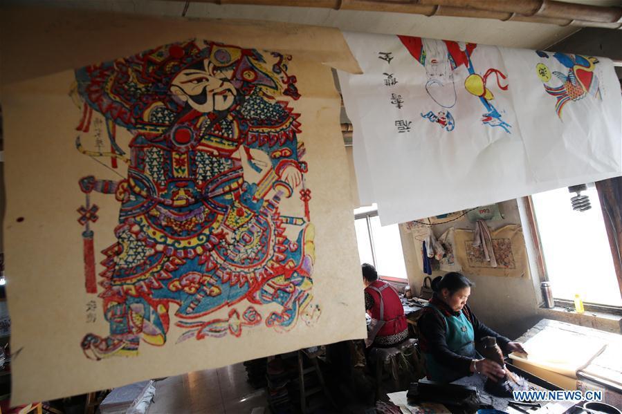 Folk artists print woodblock New Year paintings in Yangjiabu Village of Hanting District in Weifang, east China\'s Shandong Province, Jan. 8, 2019. Local folk artists are busy making woodblock New Year paintings for the upcoming Spring Festival, which starts from the first day of the first month of the Chinese lunar calendar, or Feb. 5 this year. (Xinhua/Zhang Chi)