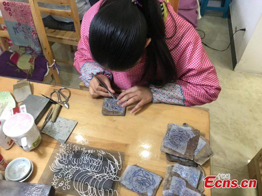 Artisans use silver thread to make crafts in Chengdu City, Southwest China\'s Sichuan Province. The craft dates back to the Song Dynasty (960-1279) and involves time-consuming, elaborate steps to pull a one-meter silver piece into a 1000-meter thin thread, which is then used to make all kinds of handmade works. In 2008, the craft was included as a national intangible cultural heritage. (Photo: China News Service/Zhong Xin)