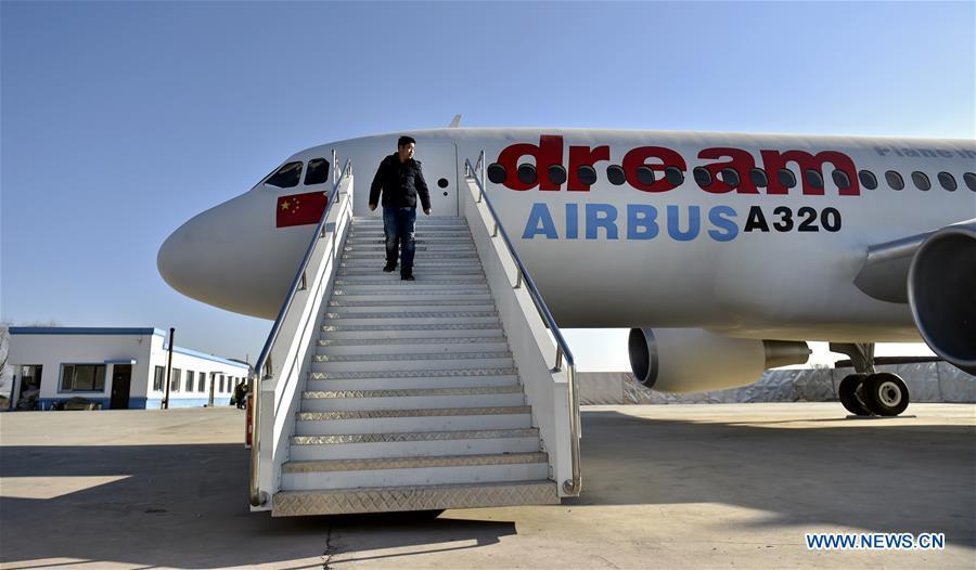 Zhu Yue disembarks from his \