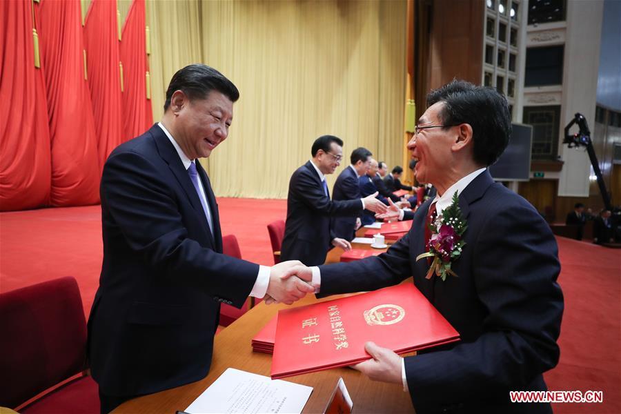 Chinese President Xi Jinping, also general secretary of the Communist Party of China (CPC) Central Committee and chairman of the Central Military Commission, other leaders and China\'s top science award winners Liu Yongtan and Qian Qihu, present certificates to representatives of the winners of the State Natural Science Award, the State Technological Invention Award, the State Scientific and Technological Progress Award, and the International Science and Technology Cooperation Award during an annual ceremony to honor distinguished scientists, engineers, and research achievements at the Great Hall of the People in Beijing, capital of China, Jan. 8, 2019. Liu Yongtan, an academician of the Chinese Academy of Sciences and the Chinese Academy of Engineering (CAE), is from the Harbin Institute of Technology, and Qian Qihu, a CAE academician, is from the Army Engineering University of the People\'s Liberation Army. (Xinhua/Ju Peng)
