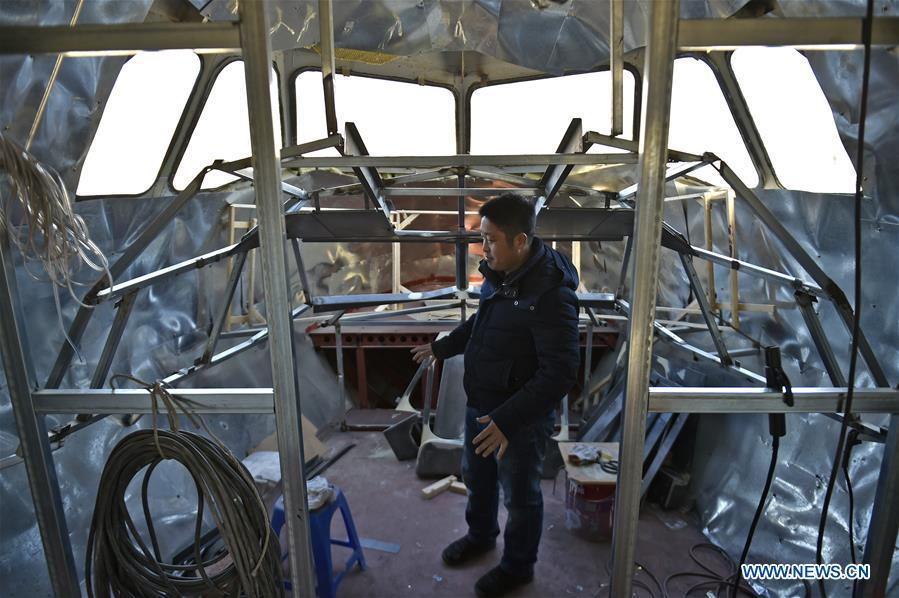 Zhu Yue explains the design of the pilot\'s cabin of his \