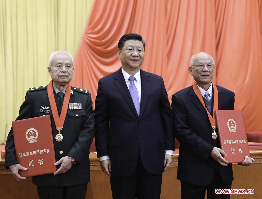 Chinese President Xi Jinping (C), also general secretary of the Communist Party of China (CPC) Central Committee and chairman of the Central Military Commission, presents China\'s top science award to Liu Yongtan (R) and Qian Qihu during an annual ceremony to honor distinguished scientists, engineers, and research achievements at the Great Hall of the People in Beijing, capital of China, Jan. 8, 2019. Liu Yongtan, an academician of the Chinese Academy of Sciences and the Chinese Academy of Engineering (CAE), is from the Harbin Institute of Technology, and Qian Qihu, a CAE academician, is from the Army Engineering University of the People\'s Liberation Army. (Xinhua/Xie Huanchi)