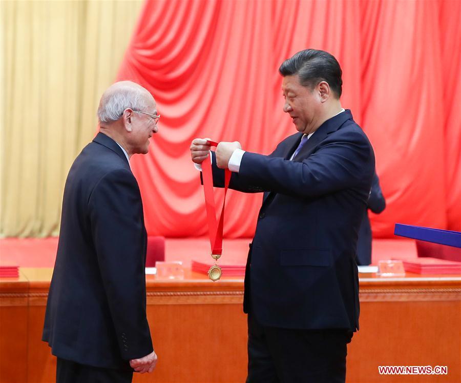 Chinese President Xi Jinping (R), also general secretary of the Communist Party of China (CPC) Central Committee and chairman of the Central Military Commission, presents China\'s top science award medal to Liu Yongtan, an academician of the Chinese Academy of Sciences and the Chinese Academy of Engineering, during an annual ceremony to honor distinguished scientists, engineers, and research achievements at the Great Hall of the People in Beijing, capital of China, Jan. 8, 2019. Liu is from the Harbin Institute of Technology. (Xinhua/Xie Huanchi)
