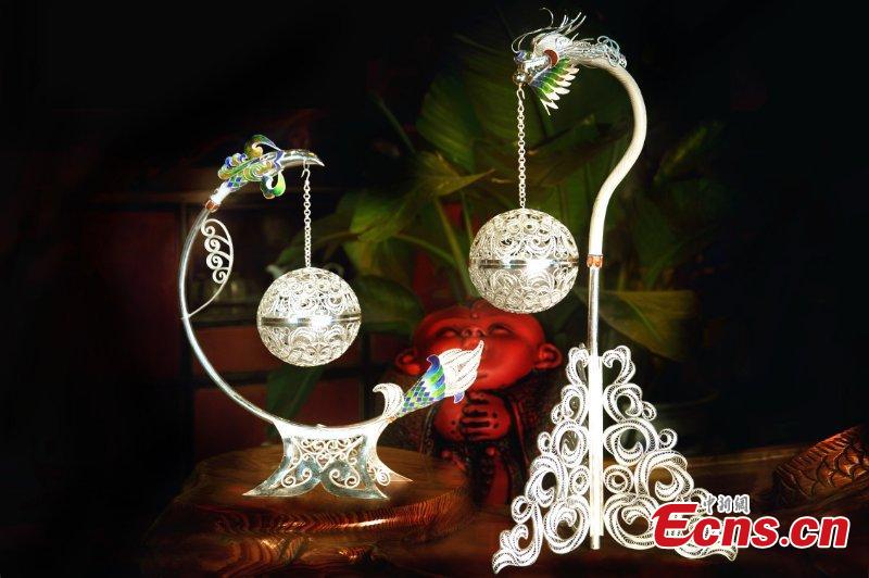 Crafts made using silver thread in Chengdu City, Southwest China\'s Sichuan Province. The craft dates back to the Song Dynasty (960-1279) and involves time-consuming, elaborate steps to pull a one-meter silver piece into a 1000-meter thin thread, which is then used to make all kinds of handmade works. In 2008, the craft was included as a national intangible cultural heritage. (Photo: China News Service/Zhong Xin)