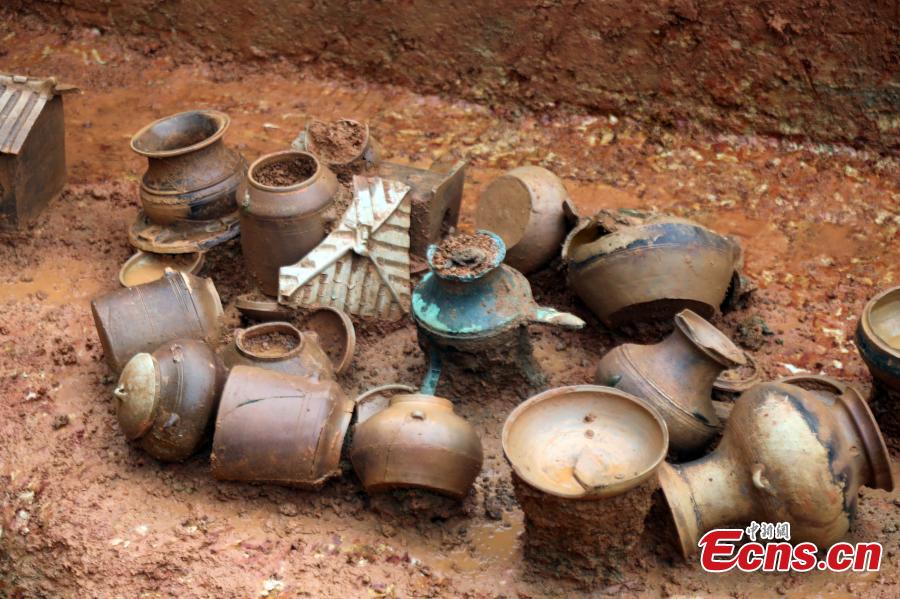 More than 30 cultural relics, including bronze and pottery ware, have been unearthed during excavations at a site in downtown Guigang City, South China\'s Guangxi Zhuang Autonomous Region. Local archaeological authorities have discovered more than 100 ancient tombs dating back to the Western Han Dynasty (207BC-AD25) and the Qing Dynasty (1644-1911). (Photo: China News Service/Zhang Zhirong)