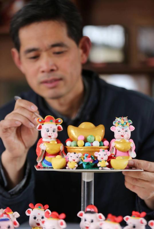 Zuo Ansheng makes dough figurines of pigs in Linyi city in East China\'s Shandong Province on Jan. 8, 2019.  (Photo/Asianewsphoto)