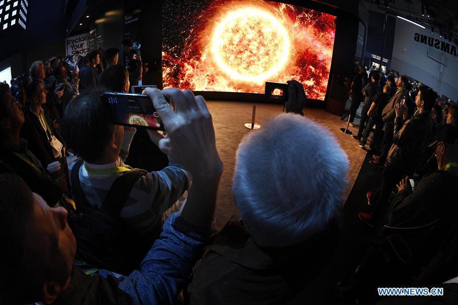 Visitors watch a display of Samsung during the Consumer Electronics Show (CES) in Las Vegas, the United States, on Jan. 8, 2019. 2019 CES highlights new displays from global companies, such as LG, Samsung and Sharp. CES, the world\'s largest trade show to present new products and technologies in the consumer electronics industry, runs till Friday, attracting about 4,500 exhibitors and 180,000 attendees in 2019. (Xinhua/Liu Jie)