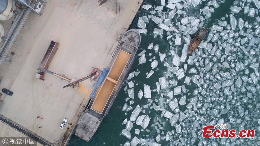 Ice blocks floating in coastal waters in Laizhou City, East China\'s Shandong Province, Jan. 9, 2019. Local marine authorities have increased patrols and updates on possible threats to ships. (Photo/VCG)