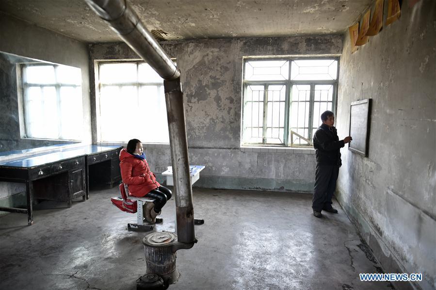 Hu Zhisheng and his student Sun Xiaofeng are seen in Math lesson at Yantai primary school in Yantai Village of Lianhua Township in Tieling City, northeast China\'s Liaoning Province, Jan. 7, 2019. Located in a remote mountain village, most students of Yantai school had transferred to other places outside the mountain. Sun Xiaofeng, a third grade student, became the only student of the school in September last year taught by Hu Zhisheng, the only one faculty of Yantai primary school. (Xinhua/Yao Jianfeng)