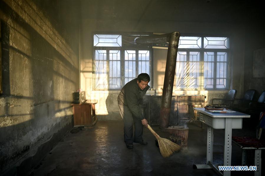 Hu Zhisheng cleans the classroom before classes at Yantai primary school in Yantai Village of Lianhua Township in Tieling City, northeast China\'s Liaoning Province, Jan. 8, 2019. Located in a remote mountain village, most students of Yantai school had transferred to other places outside the mountain. Sun Xiaofeng, a third grade student, became the only student of the school in September last year taught by Hu Zhisheng, the only one faculty of Yantai primary school. (Xinhua/Yao Jianfeng)