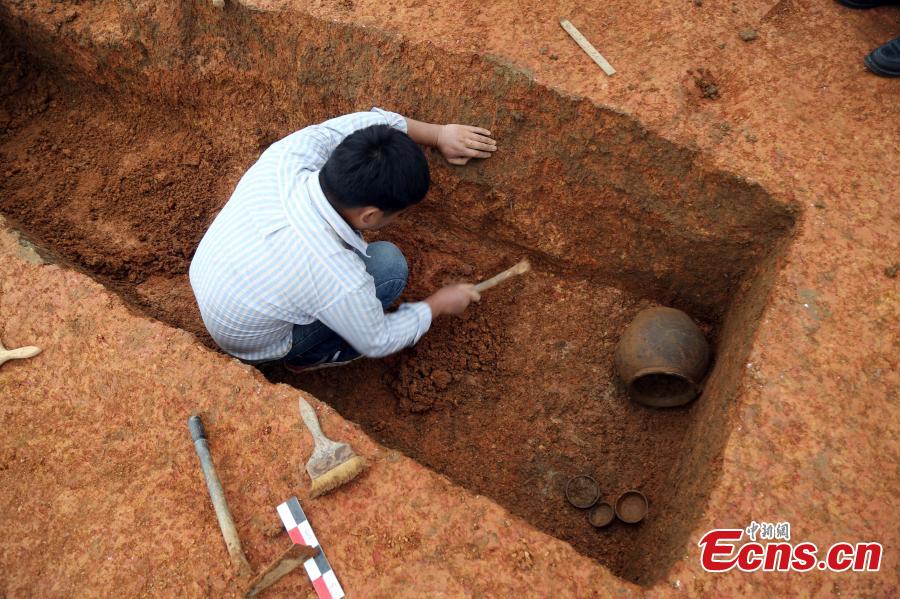 More than 30 cultural relics, including bronze and pottery ware, have been unearthed during excavations at a site in downtown Guigang City, South China\'s Guangxi Zhuang Autonomous Region. Local archaeological authorities have discovered more than 100 ancient tombs dating back to the Western Han Dynasty (207BC-AD25) and the Qing Dynasty (1644-1911). (Photo: China News Service/Zhang Zhirong)