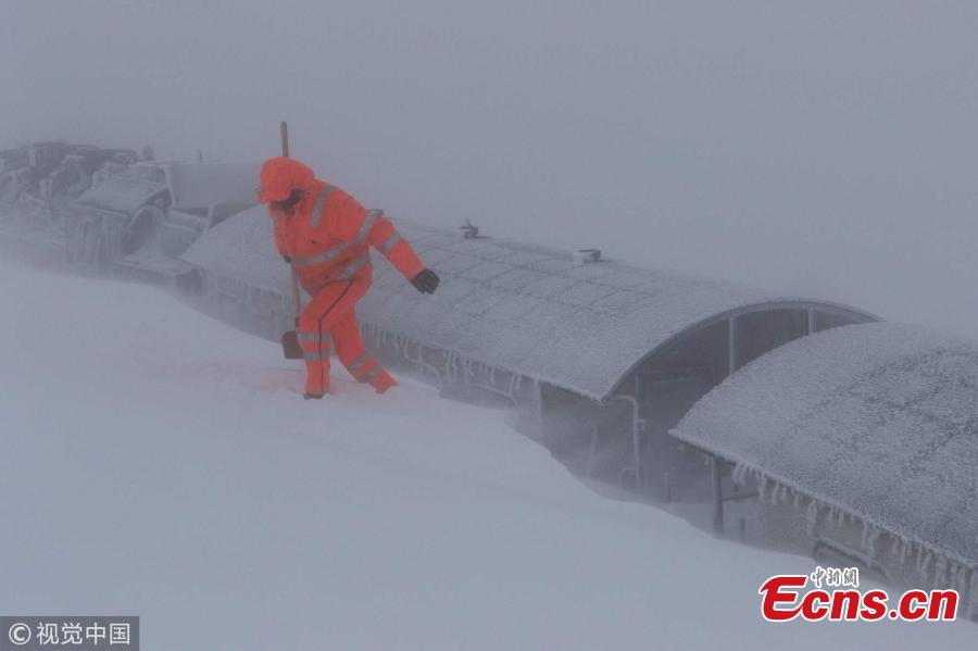 A steam train is stranded in heavy snow in Sierksdorf, German, Jan. 9, 2019. (Photo/VCG)