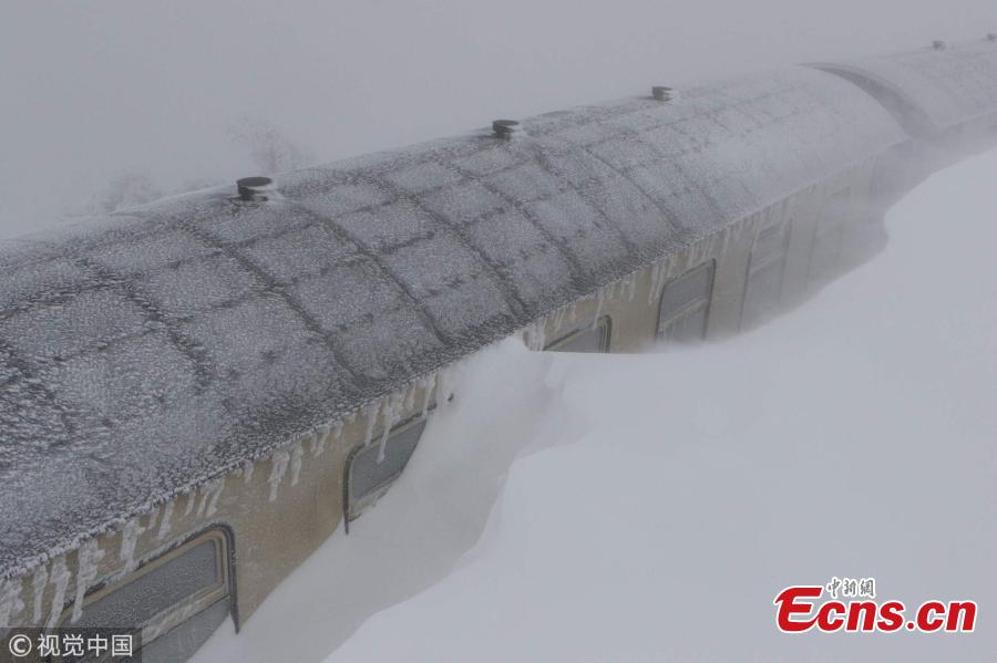 A steam train is stranded in heavy snow in Sierksdorf, German, Jan. 9, 2019. (Photo/VCG)