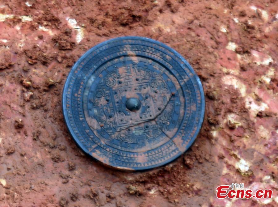 More than 30 cultural relics, including bronze and pottery ware, have been unearthed during excavations at a site in downtown Guigang City, South China\'s Guangxi Zhuang Autonomous Region. Local archaeological authorities have discovered more than 100 ancient tombs dating back to the Western Han Dynasty (207BC-AD25) and the Qing Dynasty (1644-1911). (Photo: China News Service/Zhang Zhirong)