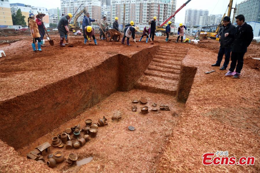 More than 30 cultural relics, including bronze and pottery ware, have been unearthed during excavations at a site in downtown Guigang City, South China\'s Guangxi Zhuang Autonomous Region. Local archaeological authorities have discovered more than 100 ancient tombs dating back to the Western Han Dynasty (207BC-AD25) and the Qing Dynasty (1644-1911). (Photo: China News Service/Zhang Zhirong)